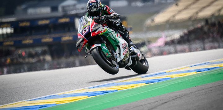 El piloto francés Johann Zarco, del equipo Castrol Honda LCR, levanta la rueda delantera durante la primera sesión de entrenamientos libres previa al Gran Premio de Francia de MotoGP en Le Mans, al noroeste de Francia.