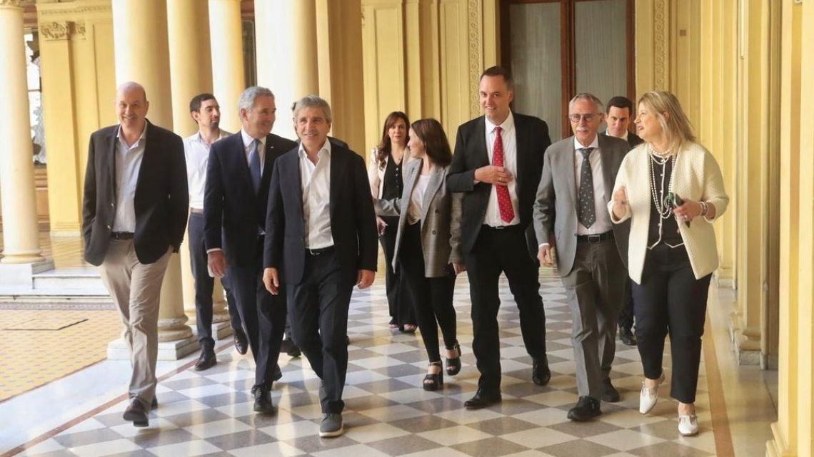 Hermanos Milei cierran filas en torno a Adorni en reunión de Gabinete