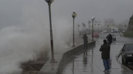 Violento temporal en la Costa, con olas gigantes de 7 metros, inundaciones y puertos cerrados: los videos más impactantes