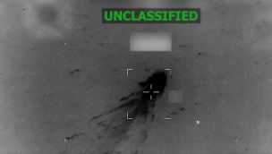 La presunta "narcolancha" antes de ser destruida por el ejército estadounidense.