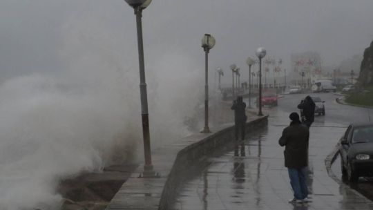 Violento temporal en la Costa, con olas gigantes de 7 metros, inundaciones y puertos cerrados: los videos más impactantes