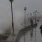 Violento temporal en la Costa, con olas gigantes de 7 metros, inundaciones y puertos cerrados: los videos más impactantes