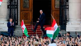 El alocado baile del nuevo ministro de Salud de Hungría para festejar el triunfo sobre Orbán