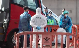 El MV Hondius, el crucero con el brote de hantavirus, desembarcó a sus pasajeros en Canarias, España.
