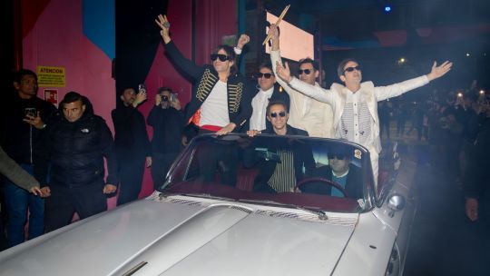 Turf celebró sus 30 años con una fiesta total en Buenos Aires: entrada en descapotable, clásicos y una torta sobre el escenario
