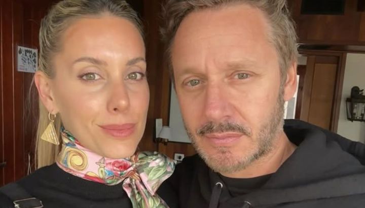 El look total black de Anita Espasandin en el debut de Benjamín Vicuña en el teatro: riñonera de diseño, accesorios tendencia y glam