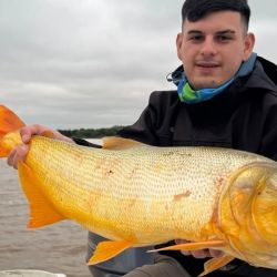 Las zonas de pesca más rendidoras suelen encontrarse navegando tanto hacia el sur, rumbo a La Paz, como hacia el norte, en dirección a Goya, siempre en busca de barrancas, palos, bancos de arena y sectores poco presionados.