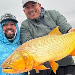 Las zonas de pesca más rendidoras suelen encontrarse navegando tanto hacia el sur, rumbo a La Paz, como hacia el norte, en dirección a Goya, siempre en busca de barrancas, palos, bancos de arena y sectores poco presionados.