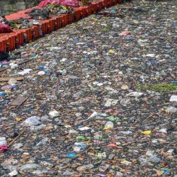 Activistas de ECOTON (Observación Ecológica y Conservación de Humedales) y trabajadores de la Agencia Ambiental del gobierno municipal limpian la basura del río Kali Tebu en Surabaya, provincia de Java Oriental, Indonesia. | Foto:JUNI KRISWANTO / AFP