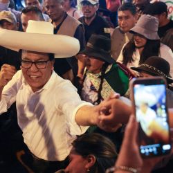 El candidato presidencial peruano Roberto Sánchez, del partido Juntos por el Perú, saluda a sus simpatizantes durante un mitin en la comunidad de Huaycan, Lima. | Foto:CONNIE FRANCE / AFP