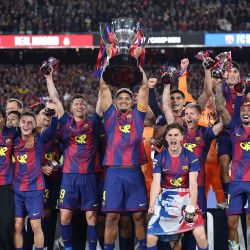 El equipo del Barcelona celebra la victoria en la Liga española 2025-2026 tras el partido de fútbol entre el FC Barcelona y el Real Madrid CF disputado en el Camp Nou de Barcelona. | Foto:Josep Lago / AFP