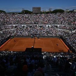 El italiano Jannik Sinner devuelve la pelota al australiano Alexei Popyrin durante el torneo de tenis ATP Rome Open en el Foro Itálico de Roma. | Foto:Tiziana Fabi / AFP
