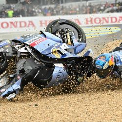 El piloto español Alex Márquez, del equipo BK8 Gresini Racing de MotoGP, sufre una caída durante el Gran Premio de Francia de MotoGP en Le Mans, al noroeste de Francia. | Foto:LOIC VENANCE / AFP