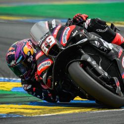 El piloto español de Aprilia Racing, Jorge Martín, toma una curva durante el Gran Premio de Francia de MotoGP en Le Mans, al noroeste de Francia. | Foto:LOIC VENANCE / AFP