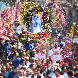 Fieles asisten a la celebración de la Hermandad de las Flores y las Palmas en el pueblo indígena de Panchimalco, El Salvador. Este año, la tradicional festividad religiosa y cultural se celebra tras la primera inscripción de El Salvador en la Lista Representativa del Patrimonio Cultural Inmaterial de la Humanidad de la UNESCO, anunciada en diciembre de 2025. | Foto:MARVIN RECINOS / AFP