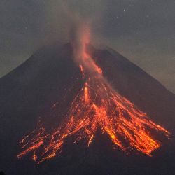 Imagen de materiales volcánicos siendo expulsados por el Monte Merapi, en Yogyakarta, Indonesia. | Foto:Xinhua/Agung Supriyanto