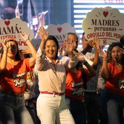 La candidata presidencial peruana del partido Fuerza Popular, Keiko Fujimori, sonríe durante un mitin de campaña en el marco de las celebraciones del Día de la Madre en Lima, Perú. | Foto:ERNESTO BENAVIDES / AFP