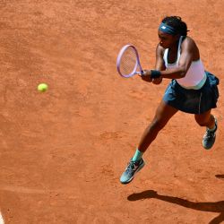 La estadounidense Coco Gauff devuelve un golpe a su compatriota Iva Jovic durante el torneo de tenis WTA Rome Open en el Foro Itálico de Roma, Italia. | Foto:ALBERTO PIZZOLI / AFP