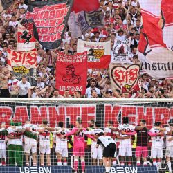 Los jugadores del Stuttgart celebran con los aficionados tras el partido de la Bundesliga de la primera división alemana, entre el VfB Stuttgart y el Bayer 04 Leverkusen en Stuttgart, suroeste de Alemania. | Foto:THOMAS KIENZLE / AFP