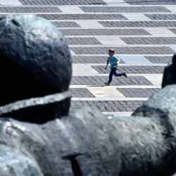 Un niño corre junto al monumento "El cruce del Dniéper" en el Museo Nacional de la Historia de Ucrania en la Segunda Guerra Mundial, un día después del Día de la Victoria sobre el nazismo en la Segunda Guerra Mundial, en Kiev, en medio de la invasión rusa de Ucrania. | Foto:SERGEI SUPINSKY / AFP