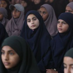 Unas 470 niñas y jóvenes palestinas participan en un círculo de recitación del Corán en el Centro de Memorización del Corán Al-Nour, tras una larga interrupción debido a la guerra entre el ejército israelí y los militantes palestinos de Hamás, en Khan Yunis,al sur de la Franja de Gaza. | Foto:Bashar Taleb / AFP