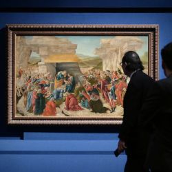 Visitantes observan una obra de arte durante una exhibición, en Beijing, capital de China. La exhibición de arte "Homenaje a los Virtuosos: De Leonardo da Vinci a Caravaggio - Obras Maestras del Renacimiento Italiano" abrió al público aquí el lunes. La mayoría de las obras se exponen por primera vez en China. | Foto:Xinhua/Li Heng