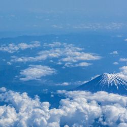 Vista aérea del monte Fuji, el pico más alto de Japón con 3776 metros (12 388 pies), desde la ventanilla de un vuelo de Tokio a Hong Kong, sobre la prefectura de Shizuoka. | Foto:Philip Fong / AFP