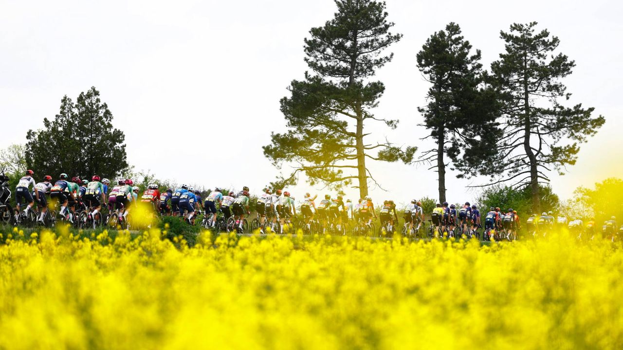 El pelotón compite durante la segunda etapa del Giro de Italia 2026, entre Burgas y Veliko Tarnovo (Bulgaria). | Foto:Luca Bettini / AFP