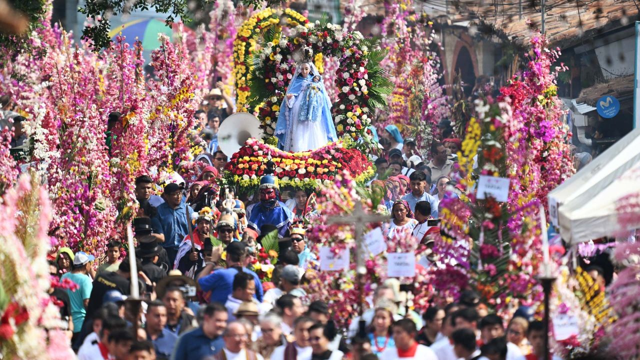 Fieles asisten a la celebración de la Hermandad de las Flores y las Palmas en el pueblo indígena de Panchimalco, El Salvador. Este año, la tradicional festividad religiosa y cultural se celebra tras la primera inscripción de El Salvador en la Lista Representativa del Patrimonio Cultural Inmaterial de la Humanidad de la UNESCO, anunciada en diciembre de 2025. | Foto:MARVIN RECINOS / AFP