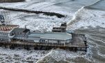 Temporal feroz en Mar del Plata: el fuerte oleaje dañó el histórico muelle del Club de Pesca