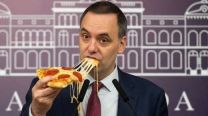 Una cervecería lanzó las Pizzas Adorni: "Inentendiblemente ricas"
