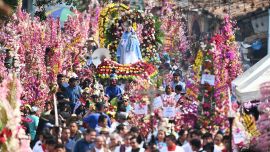 Fieles asisten a la celebración de la Hermandad de las Flores y las Palmas en el pueblo indígena de Panchimalco, El Salvador. Este año, la tradicional festividad religiosa y cultural se celebra tras la primera inscripción de El Salvador en la Lista Representativa del Patrimonio Cultural Inmaterial de la Humanidad de la UNESCO, anunciada en diciembre de 2025.