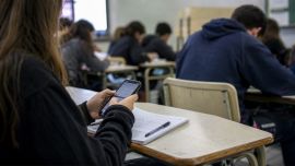 En el debate por los celulares en el aula, expertos de UNESCO afirman que prohibir no alcanza
