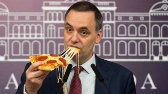 Una cervecería lanzó las Pizzas Adorni: "Inentendiblemente ricas"