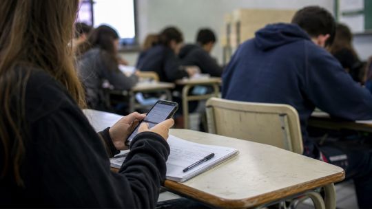 En el debate por los celulares en el aula, expertos de UNESCO afirman que prohibir no alcanza