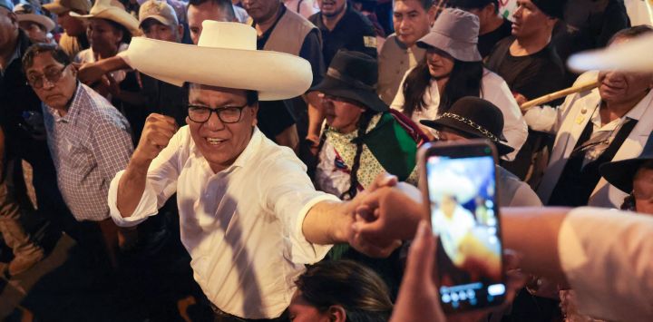 El candidato presidencial peruano Roberto Sánchez, del partido Juntos por el Perú, saluda a sus simpatizantes durante un mitin en la comunidad de Huaycan, Lima.