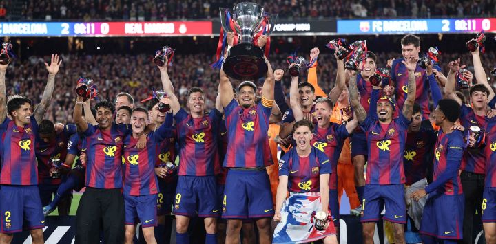 El equipo del Barcelona celebra la victoria en la Liga española 2025-2026 tras el partido de fútbol entre el FC Barcelona y el Real Madrid CF disputado en el Camp Nou de Barcelona.