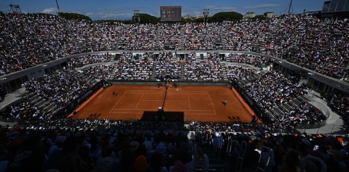El italiano Jannik Sinner devuelve la pelota al australiano Alexei Popyrin durante el torneo de tenis ATP Rome Open en el Foro Itálico de Roma.