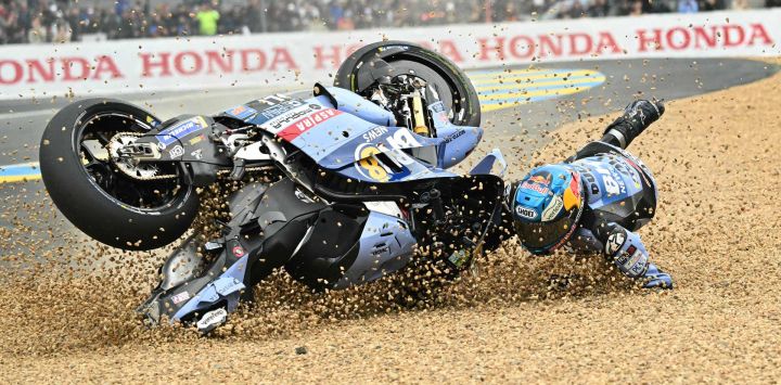 El piloto español Alex Márquez, del equipo BK8 Gresini Racing de MotoGP, sufre una caída durante el Gran Premio de Francia de MotoGP en Le Mans, al noroeste de Francia.