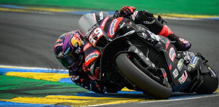 El piloto español de Aprilia Racing, Jorge Martín, toma una curva durante el Gran Premio de Francia de MotoGP en Le Mans, al noroeste de Francia.