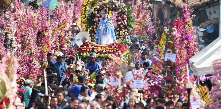 Fieles asisten a la celebración de la Hermandad de las Flores y las Palmas en el pueblo indígena de Panchimalco, El Salvador. Este año, la tradicional festividad religiosa y cultural se celebra tras la primera inscripción de El Salvador en la Lista Representativa del Patrimonio Cultural Inmaterial de la Humanidad de la UNESCO, anunciada en diciembre de 2025.