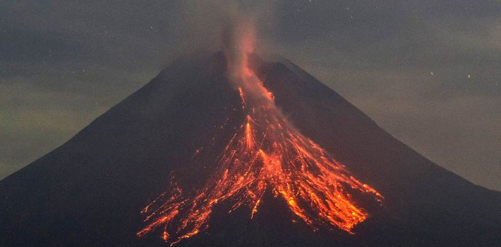 Imagen de materiales volcánicos siendo expulsados por el Monte Merapi, en Yogyakarta, Indonesia.