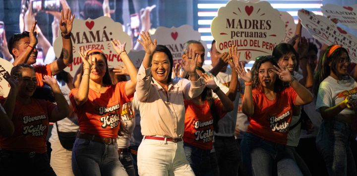 La candidata presidencial peruana del partido Fuerza Popular, Keiko Fujimori, sonríe durante un mitin de campaña en el marco de las celebraciones del Día de la Madre en Lima, Perú.