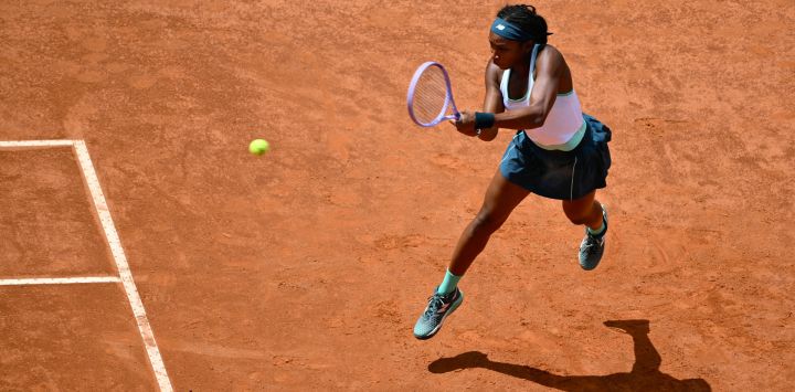 La estadounidense Coco Gauff devuelve un golpe a su compatriota Iva Jovic durante el torneo de tenis WTA Rome Open en el Foro Itálico de Roma, Italia.