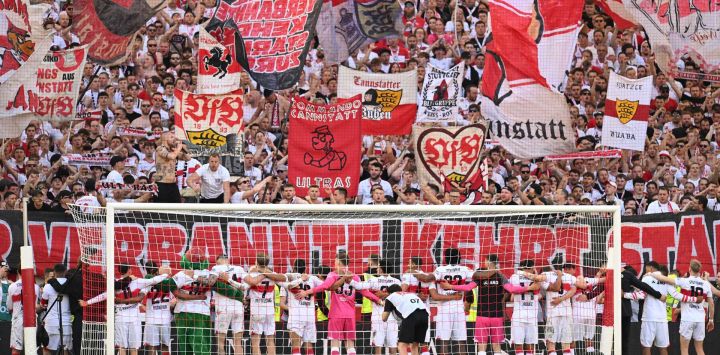 Los jugadores del Stuttgart celebran con los aficionados tras el partido de la Bundesliga de la primera división alemana, entre el VfB Stuttgart y el Bayer 04 Leverkusen en Stuttgart, suroeste de Alemania.