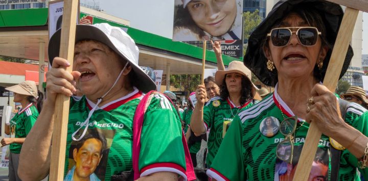 Madres, familiares y colectivos de búsqueda de personas desaparecidas participan en la "XIV Marcha de la Dignidad Nacional: Madres Buscando a sus Hijos, Hijas, Verdad y Justicia" en la Ciudad de México.