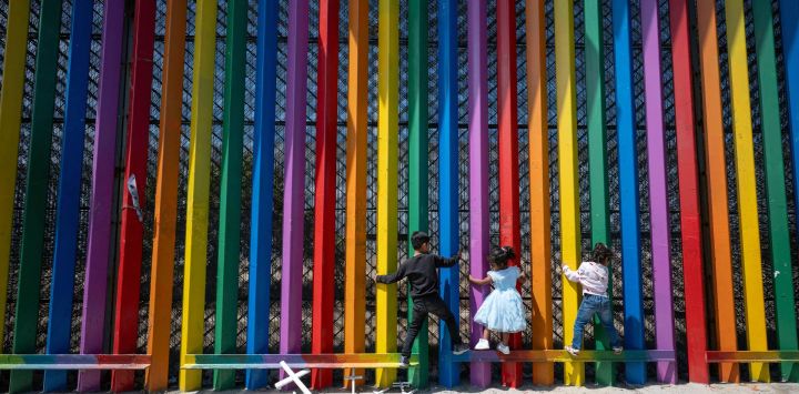 Niños juegan escalando el muro fronterizo entre México y Estados Unidos en Playas de Tijuana, estado de Baja California, México.