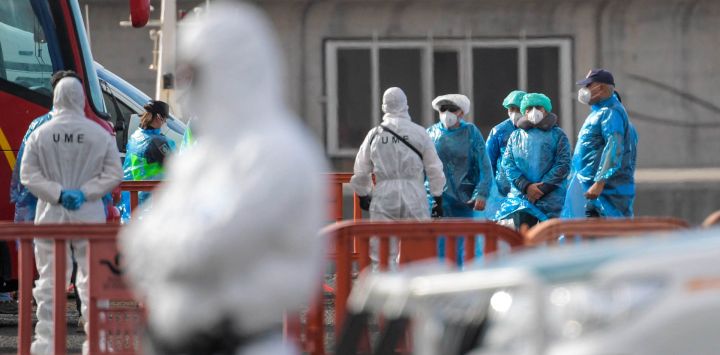 Pasajeros con trajes protectores azules suben a un autobús militar tras ser evacuados del crucero MV Hondius, de bandera holandesa y afectado por el hantavirus, en el puerto industrial de Granadilla de Abona, en la isla de Tenerife (Islas Canarias, España). Los vuelos de repatriación para los casi 150 pasajeros a bordo del barco, afectado por el mortal brote de hantavirus, comenzaron cuando los pasajeros fueron trasladados a tierra en embarcaciones más pequeñas y luego en autobús al aeropuerto para volar a sus hogares tras semanas en el mar.