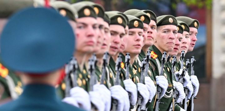 Soldados marchan durante un desfile con motivo del 81º aniversario de la victoria de la Unión Soviética en la Gran Guerra Patriótica, en Moscú, Rusia.
