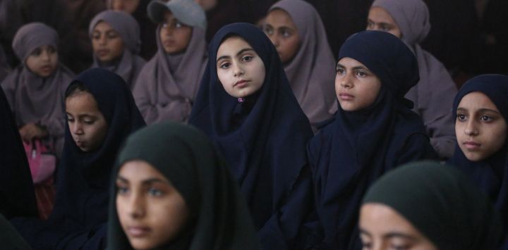 Unas 470 niñas y jóvenes palestinas participan en un círculo de recitación del Corán en el Centro de Memorización del Corán Al-Nour, tras una larga interrupción debido a la guerra entre el ejército israelí y los militantes palestinos de Hamás, en Khan Yunis,al sur de la Franja de Gaza.